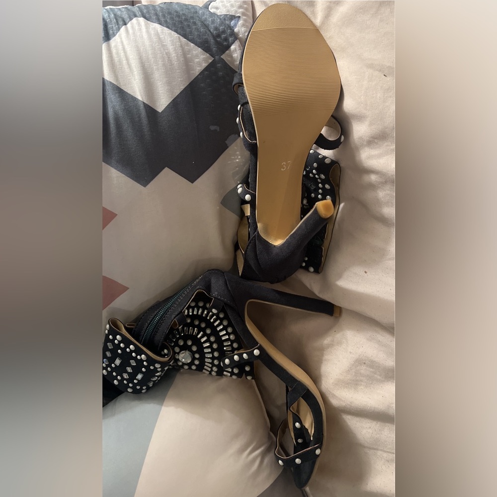 Stiletto toes out with rhinestones excellent condition never worn size 7